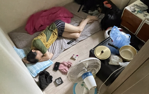 독거 노인이 쪽방촌에서 홀로 잠을 청하고 있다. 서울신문 DB