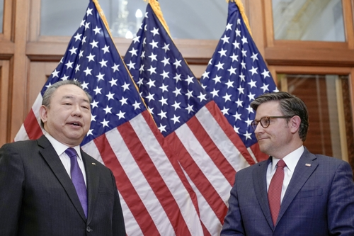 마이크 존슨 미국 하원의장(오른쪽)이 대만의 총통 선거를 앞두고 9일 위다레이 주미 대만경제문화대표부 대표를 만나고 있다. 워싱턴DC AP 연합뉴스