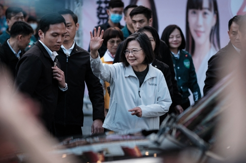 차이잉원 대만 총통이 9일 지지자들에게 손을 흔들고 있다. 가오슝 AFP 연합뉴스