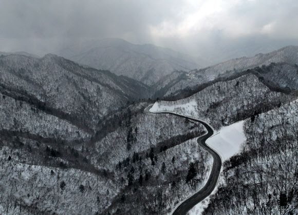 10일 오전 강원 양양군 구룡령 정상에서 바라본 백두대간이 눈과 안개로 겨울 풍광을 연출하고 있다. 2024.1.10 연합뉴스