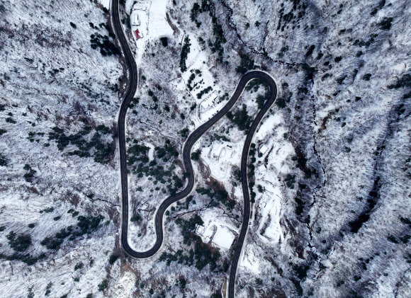 10일 오전 강원 양양군 구룡령 정상에서 바라본 백두대간에 눈이 덮여 겨울 풍광을 연출하고 있다. 2024.1.10 연합뉴스