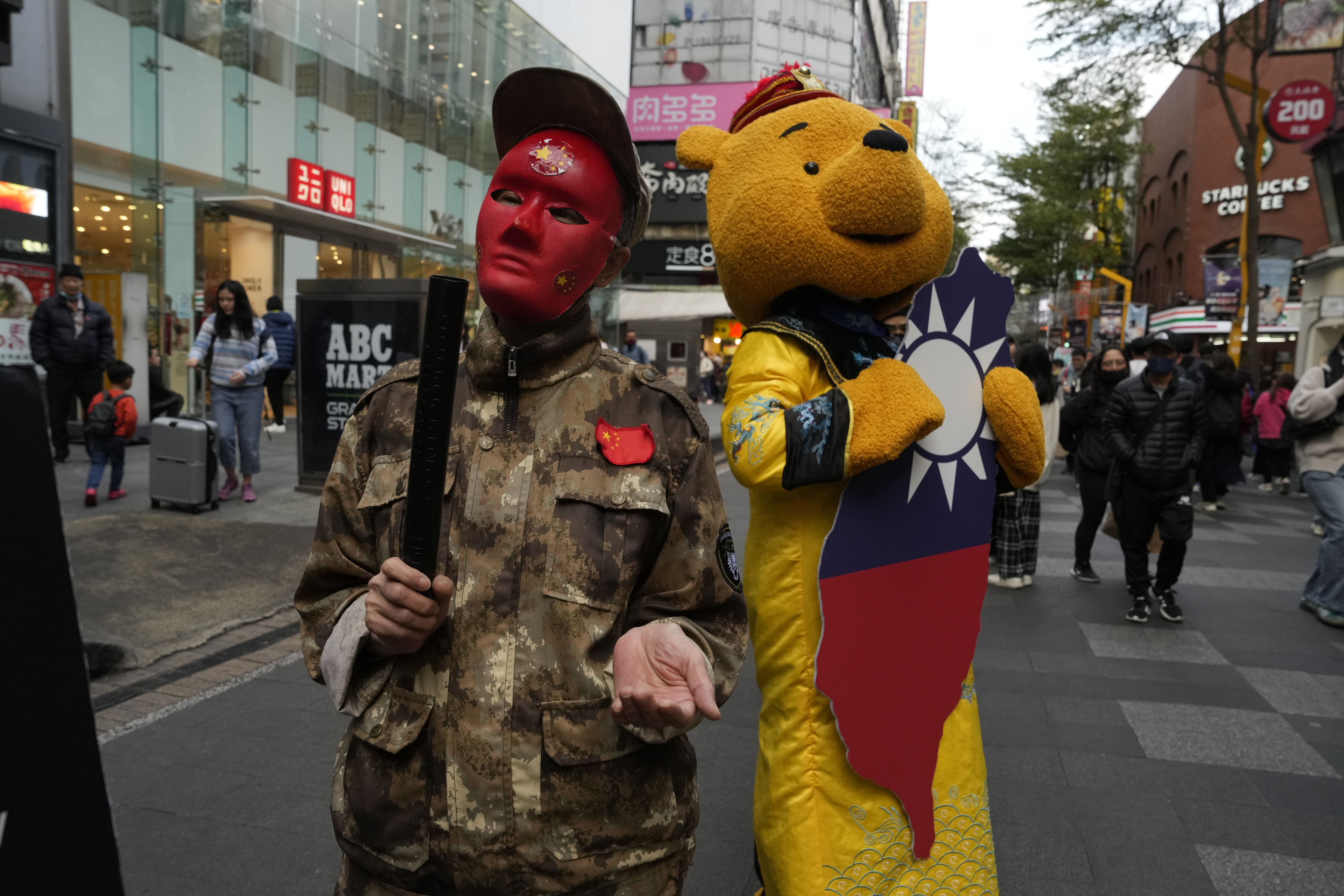 지난 7일(현지시간) 대만 타이베이에서 열린 친중 세력 집권 반대 시위에서 참가자들이 군복을 입은 채 곰돌이 푸 탈을 쓰고 있다. 한때 시진핑 중국 국가주석에게는 ‘푸’라는 별명이 붙기도 했다. 타이베이 AP 연합뉴스