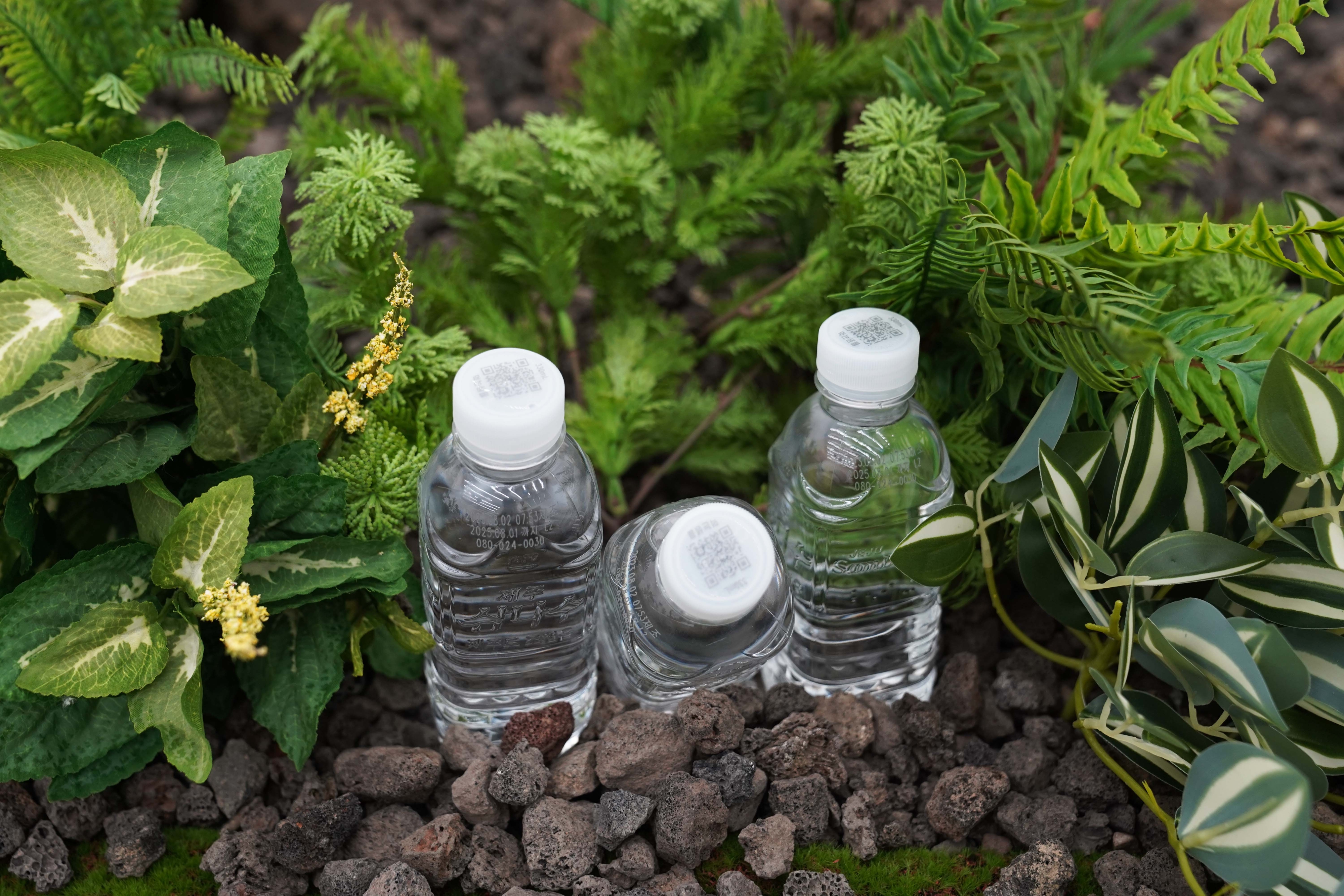 제주 삼다수 뚜 껑에 QR제품을 활용해 장기실종아동 찾기 캠페인을 진행하고 있다. 제주개발공사 제공