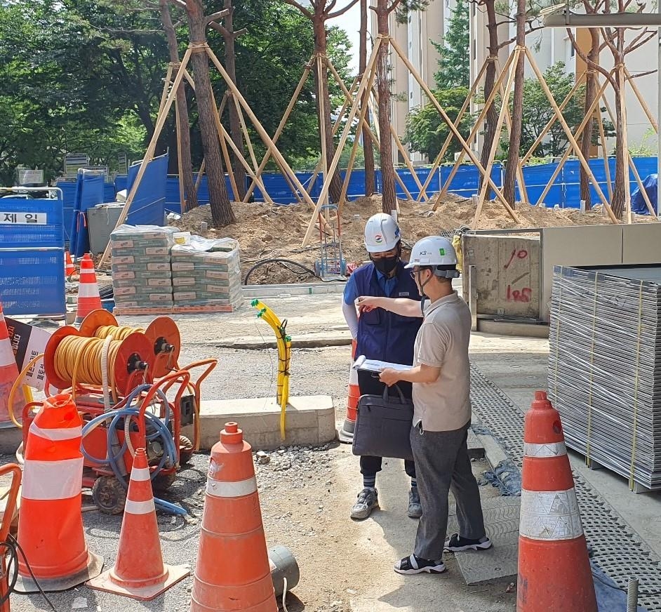 영등포구 관계자가 민원이 접수된 공사 현장에서 관계자에게 민원 사항을 전달하고 있다. 영등포구 제공