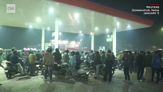 연료가 부족해 줄이 길어진 인도의 한 주유소 모습. CNN 캡처