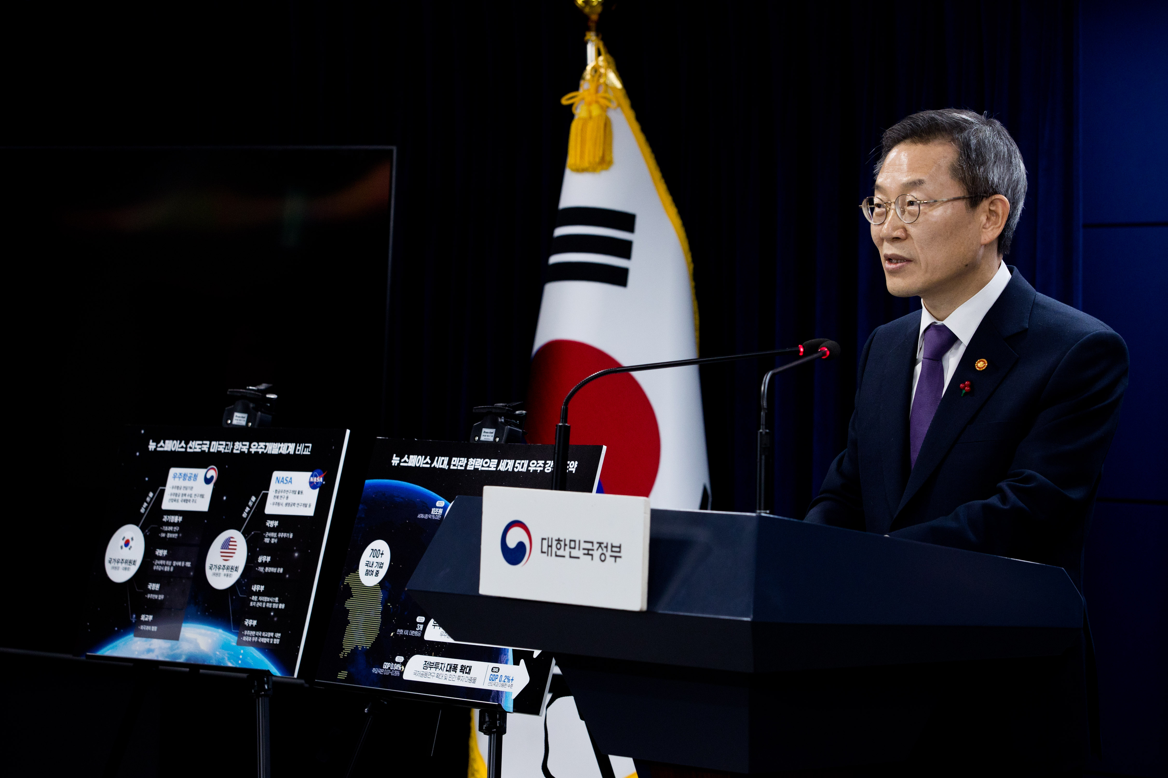 이종호 과학기술정보통신부 장관이 11일 오후 서울 종로구 정부서울청사 본관 브리핑룸에서 ‘우주항공청 설립 특별법 국회 통과’ 관련 브리핑을 하고 있다.  과학기술정보통신부 제공