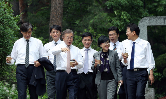 문재인(왼쪽 세번째) 대통령이 2017년 5월 청와대 경내에서 참모들과 산책을 하고 있다. 연합뉴스