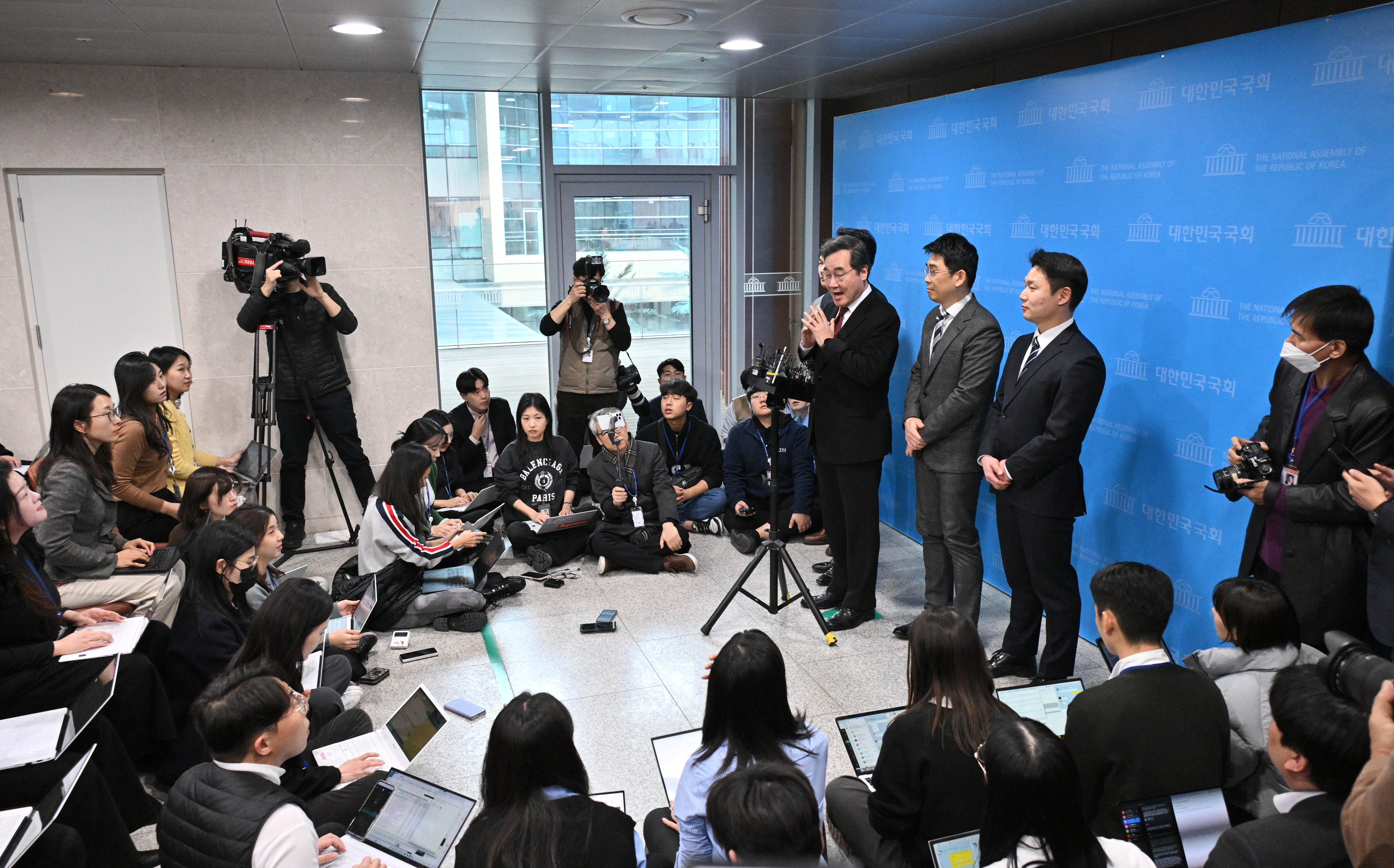 이낙연 더불어민주당 전 대표가 11일 국회 소통관 앞에서 더불어민주당 탈당 및 신당 창당 기자회견 마친 뒤 취재진 질문에 답하고 있다. 2024.1.11 홍윤기 기자