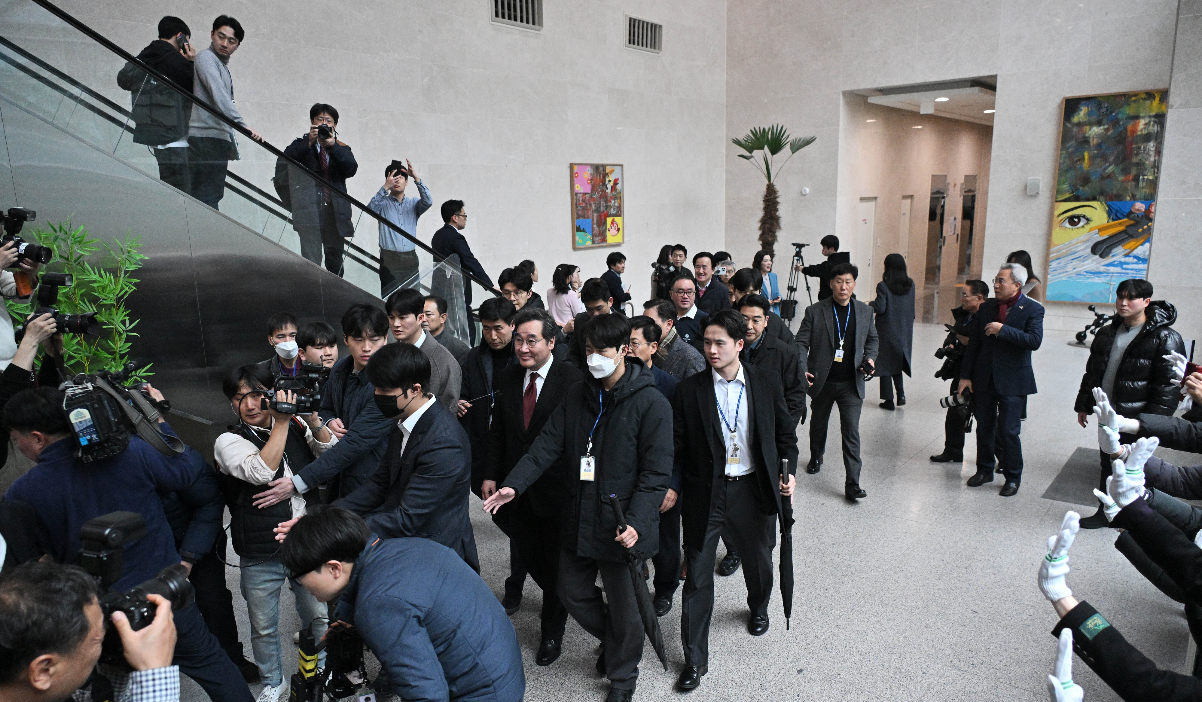 이낙연 더불어민주당 전 대표가 11일 국회에서 기자회견을 열고 탈당 및 신당 창당을 선언한 뒤 회견장을 나서고 있다. 2024.1.11 홍윤기 기자