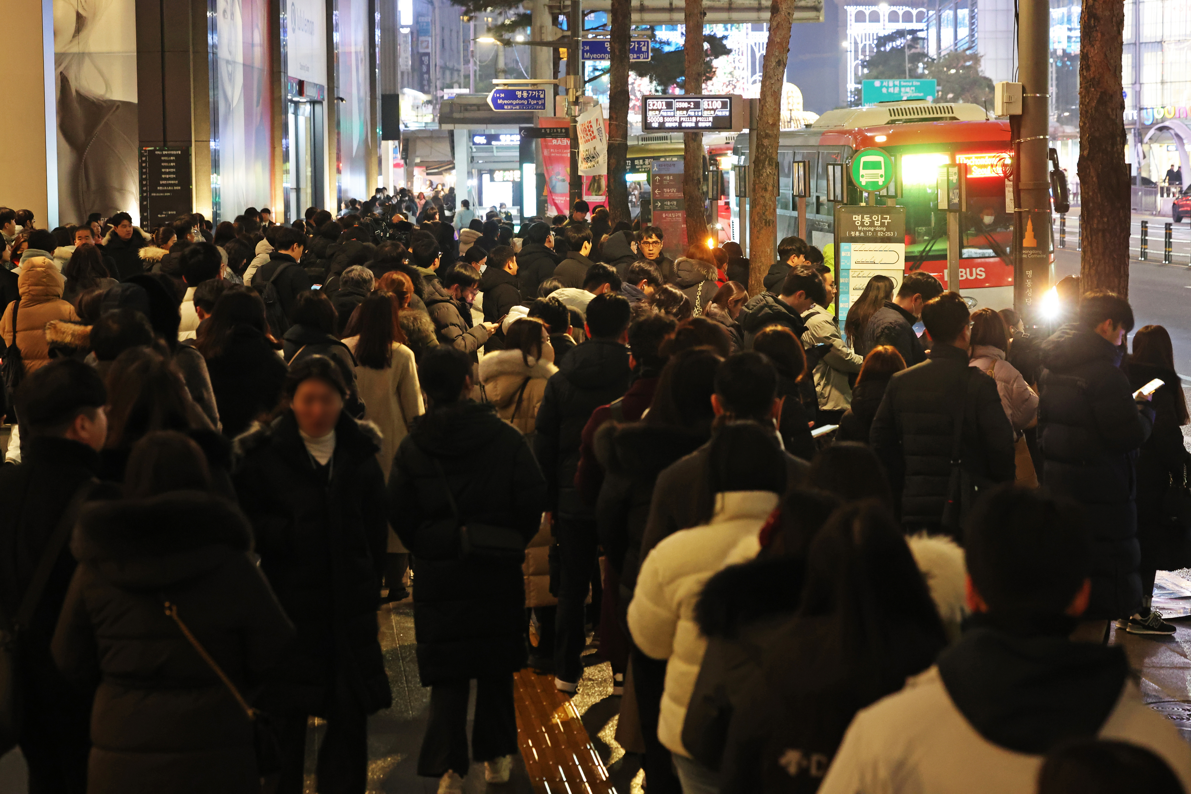 지난 9일 서울 중구 명동 입구 정류장에서 시민들이 버스를 타기 위해 기다리고 있다. 서울시는 노선번호 안내 표시판 운영을 중단하고 계도 요원을 정류장 일대에 투입했다. 연합뉴스