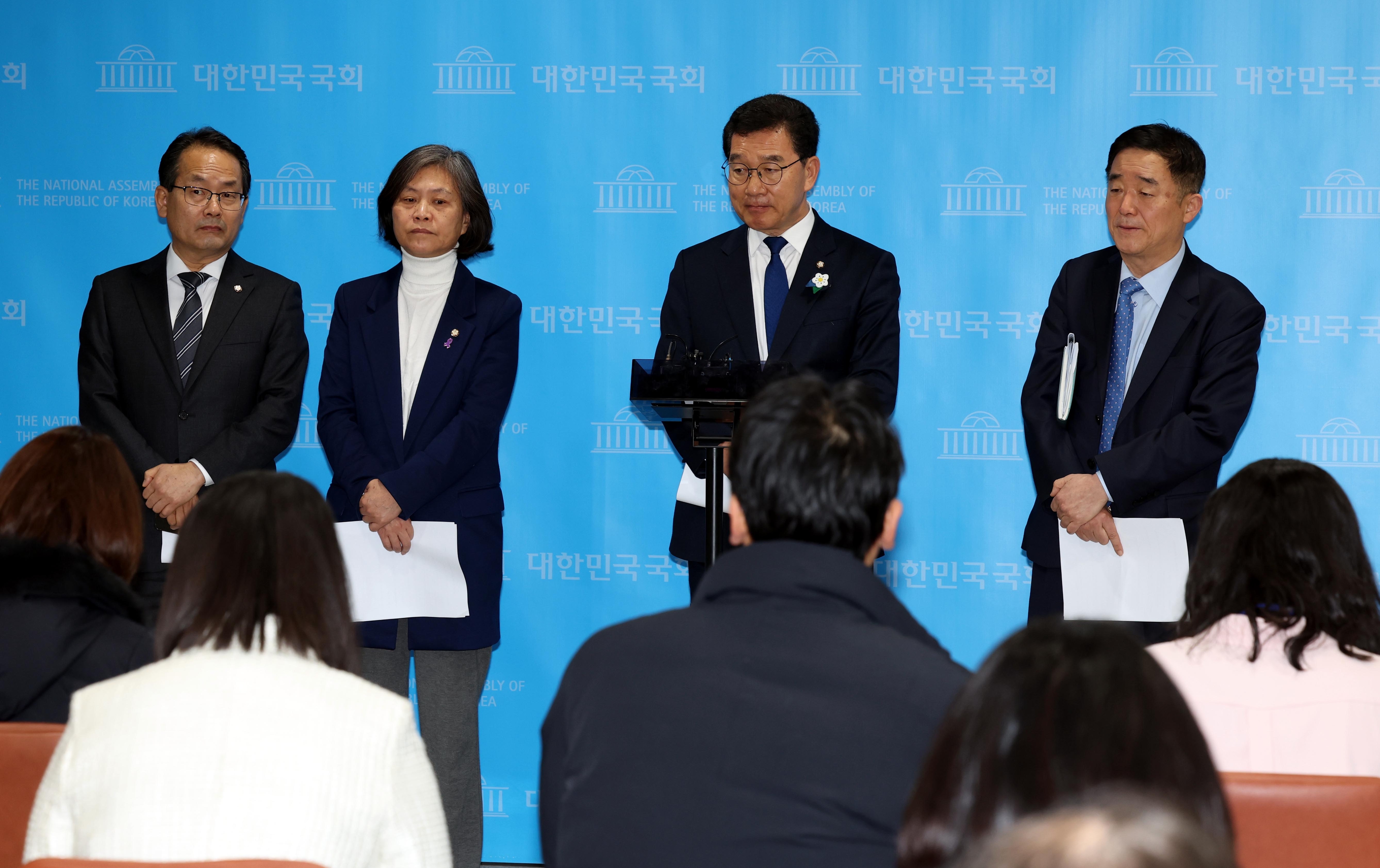 11일 오전 국회 소통관에서 민주당 의원들이 이낙연 전 더불어민주당 대표의 탈당을 만류하는 기자회견을 열었다. 왼쪽부터 강준현, 강민정, 신정훈, 강득구 의원. 2024.01.11 뉴시스