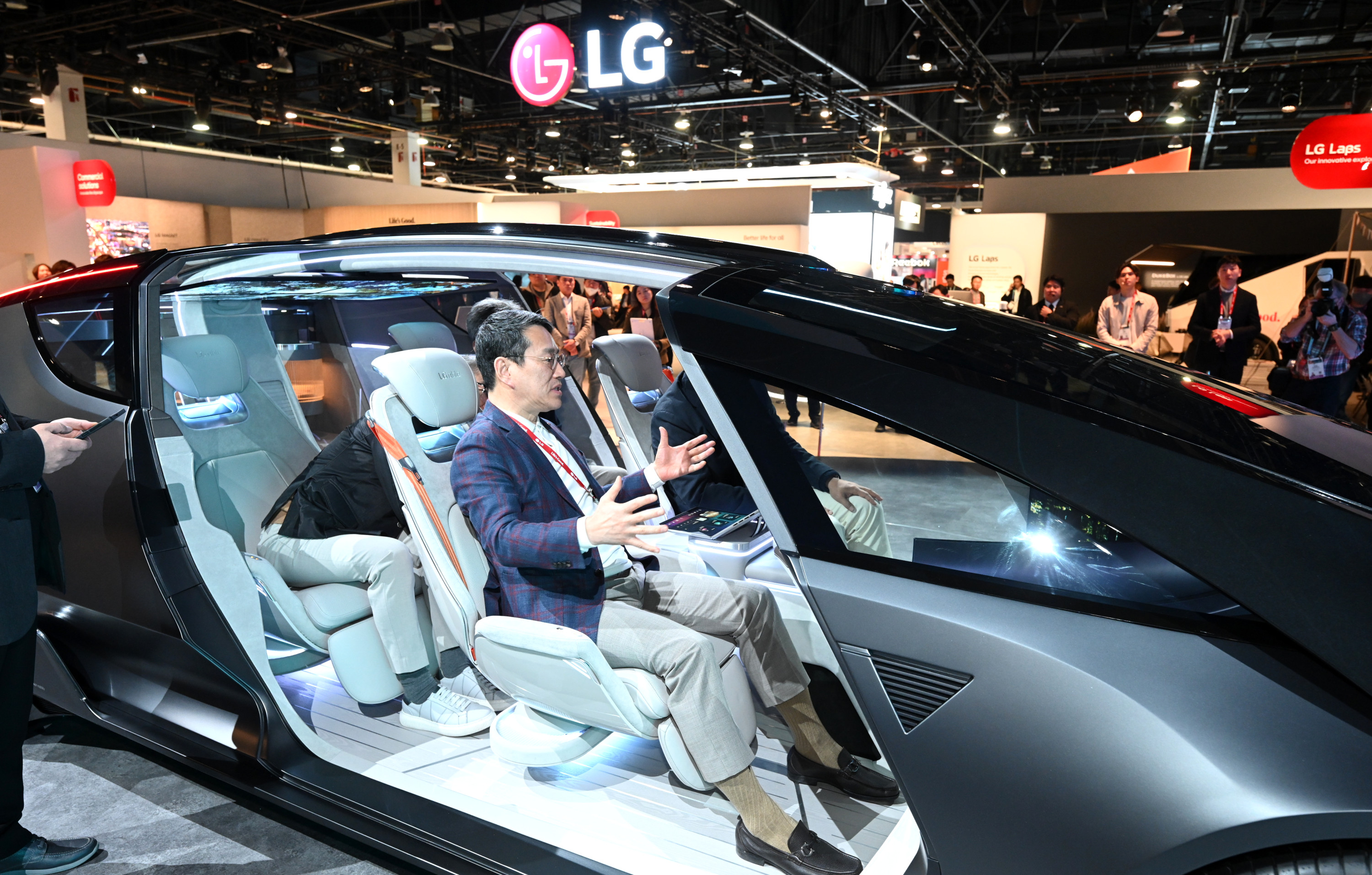 조주완 LG전자 CEO가 9일(현지시간) 미국 라스베이거스에서 열린 세계 최대 가전·정보기술(IT) 전시회 CES 2024에서 미래 모빌리티 콘셉트 ‘알파블’을 시연하고 있다.  LG전자 제공