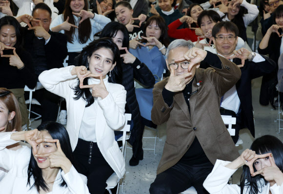 ‘다함께 기념촬영’