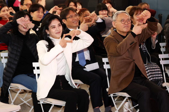 안무 따라하는 유인촌 장관과 이부진 위원장