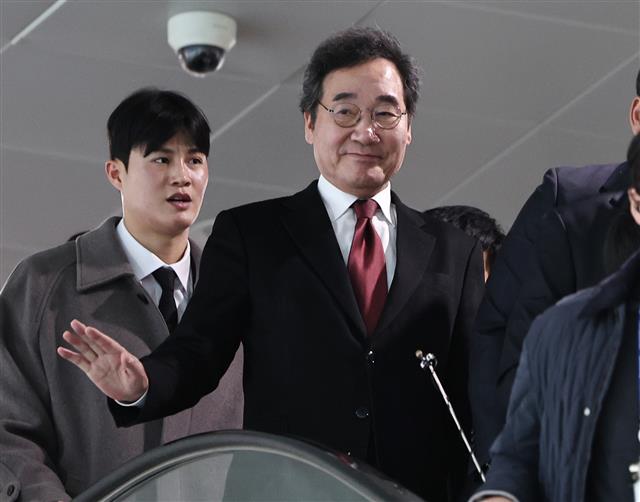 손 인사하는 이낙연