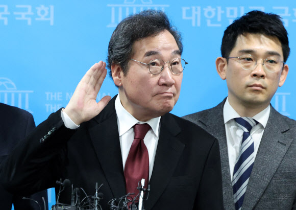 이낙연 전 더불어민주당 대표가 11일 오후 서울 여의도 국회에서 더불어민주당 탈당 선언 기자회견을 마친 후 취재진의 질문을 듣고 있다. 2024.01.11. 뉴시스