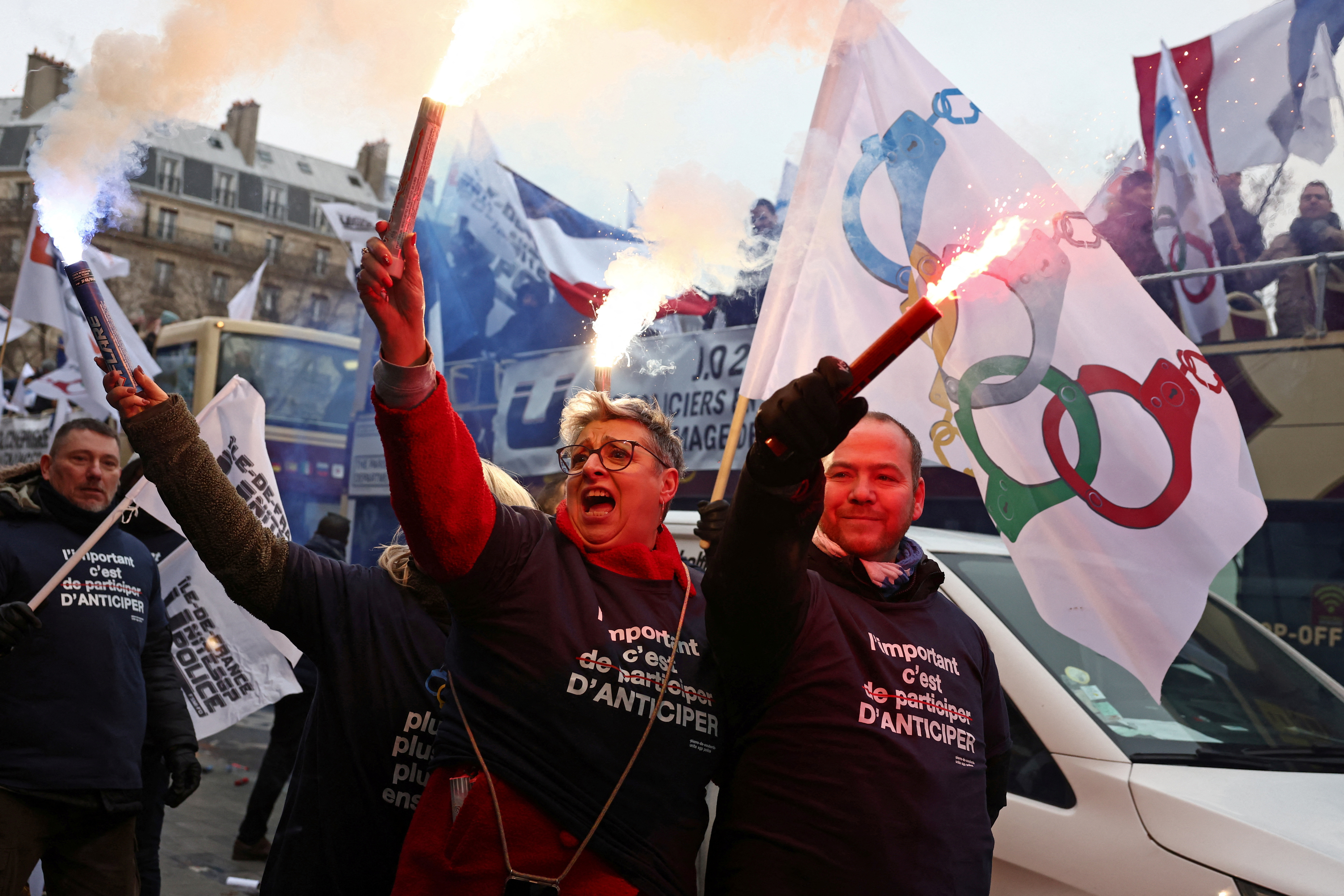 佛 경찰 ‘파리 올림픽 근로’ 놓고 시위