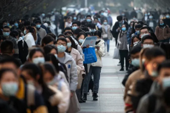 2021년 11월 중국 후베이성 우한시에서 국가공무원 시험에 응시한 수험생들이 시험장으로 들어가고자 줄을 서 있다. 우한 AFP 연합뉴스