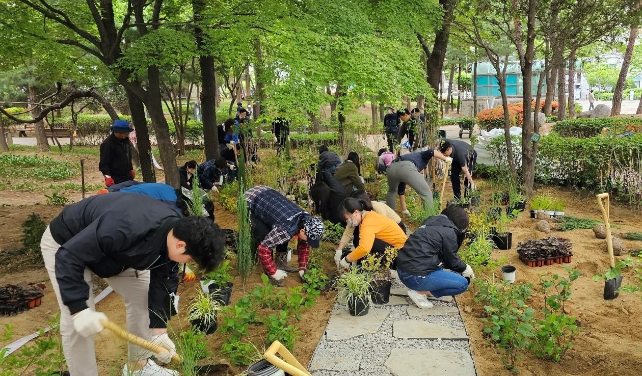삼성생명 직원들이 서울 영등포구의 도시숲 나무심기 행사에 참여하고 있다. 영등포구 제공