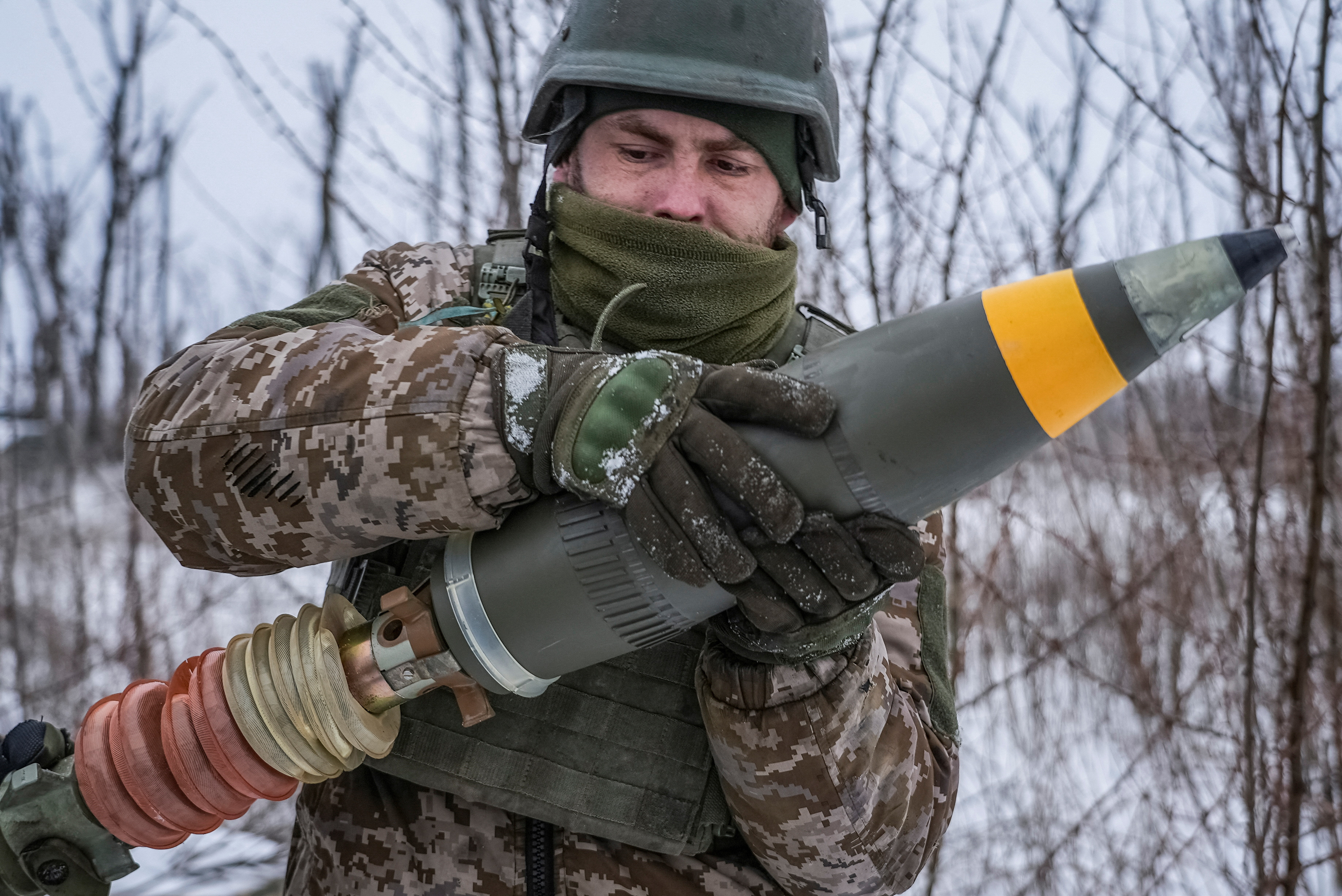 10일(현지시간) 우크라이나 동부 도네츠크주 바흐무트 근처에서 우크라이나 군인이 러시아군과의 전투에서 노획한 구소련제 2B16 Nona-K 견인박격포로 러시아를 공격하기 위해 호환 가능한 미국제 120㎜ 포탄을 준비하고 있다. 2024.1.10 로이터 연합뉴스