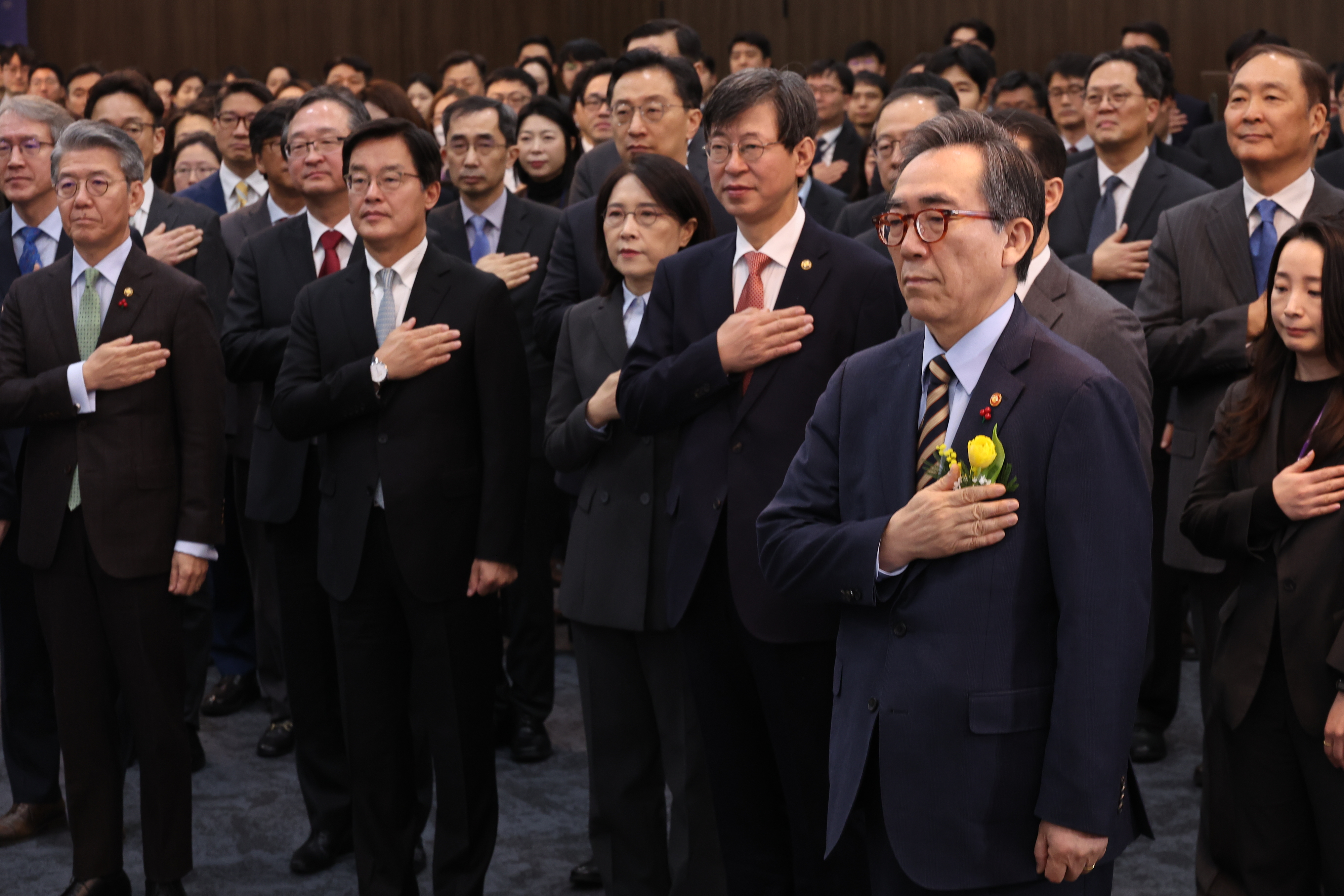 취임식서 국기에 경례하는 조태열 외교부 장관