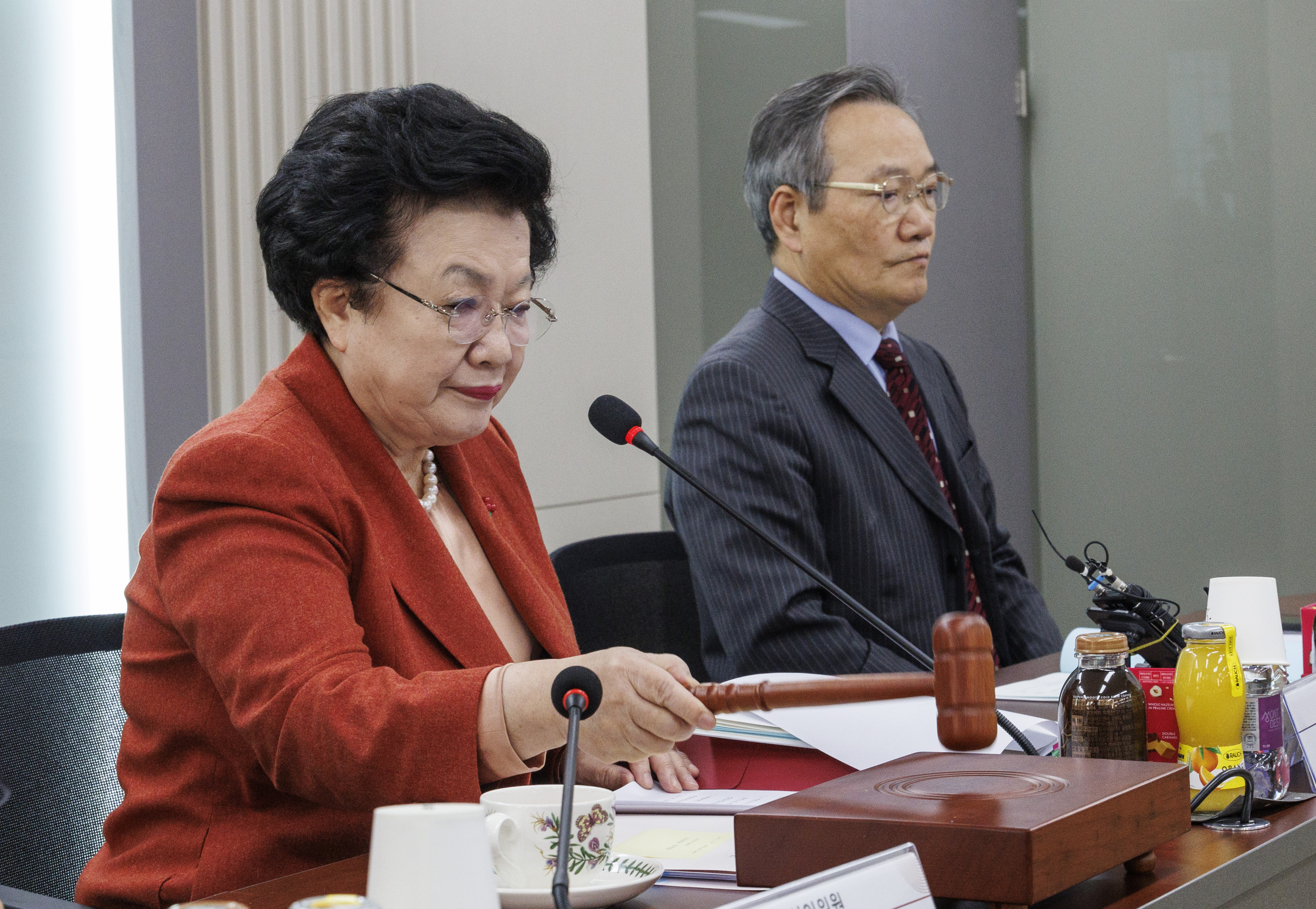 이배용(왼쪽) 국가교육위원회 위원장이 12일 오후 서울 종로구 정부서울청사에서 열린 국교위 전체 회의(제25차)에 참석해 의사봉을 두드리며 개회를 알리고 있다. 연합뉴스