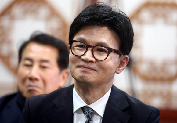 한동훈 국민의힘 비상대책위원장이 12일 오후 경남 양산시 통도사 정변전에서 중봉 성파대종사 발언을 경청하고 있다. 2024.1.12  연합뉴스