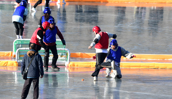 13일 강원 화천군 화천읍 화천천 산천어축제장에 마련된 얼음축구장에서 전국 얼음축구대회가 열리고 있다. 2024.1.13. 화천군 제공