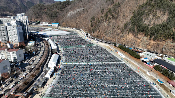 2024 얼음나라 화천산천어축제 개막 이후 두 번째 주말인 13일 상공에서 바라본 축제장이 관광객들로 가득하다. 2024.1.13. 화천군 제공