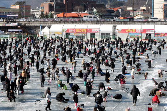 13일 오전 강원 화천군 화천읍 화천천에서 열린 ‘2024 산천어축제’ 얼음낚시터가 관광객들로 북적이고 있다. 2024.1.14 연합뉴스