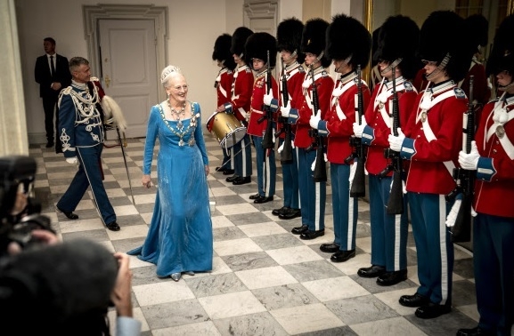 마르그레테 2세 덴마크 여왕이 2022년 9월 11일(현지시간) 자신의 즉위 50주년 기념 만찬장에 도착해 의장대 영접을 받고 있다. 코펜하겐 AP 연합뉴스