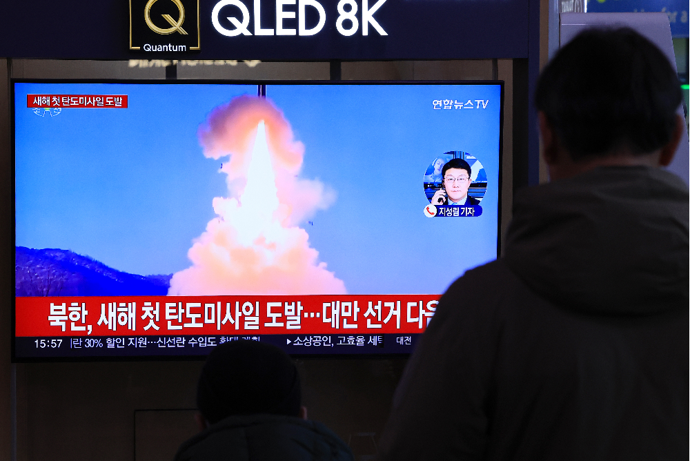 북한이 동해상으로 미상의 탄도미사일을 발사한 14일 오후 서울역 대합실에서 시민들이 관련 보도를 보고 있다. 북한은 올해 들어 처음 탄도미사일 도발을 감행했다. 작년 12월 18일 대륙간탄도미사일(ICBM) 발사 이후 27일 만이다. 2024.1.14 연합뉴스