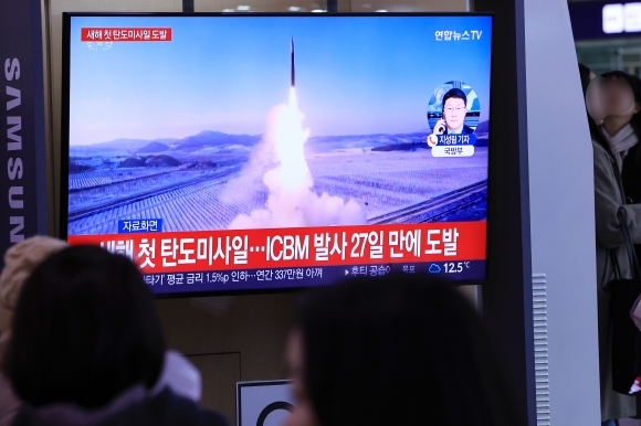 북한이 동해상으로 미상의 탄도미사일을 발사한 14일 오후 서울역 대합실에서 시민들이 관련 보도를 보고 있다. 북한은 올해 들어 처음 탄도미사일 도발을 감행했다. 작년 12월 18일 대륙간탄도미사일(ICBM) 발사 이후 27일 만이다. 2024.1.14  연합뉴스
