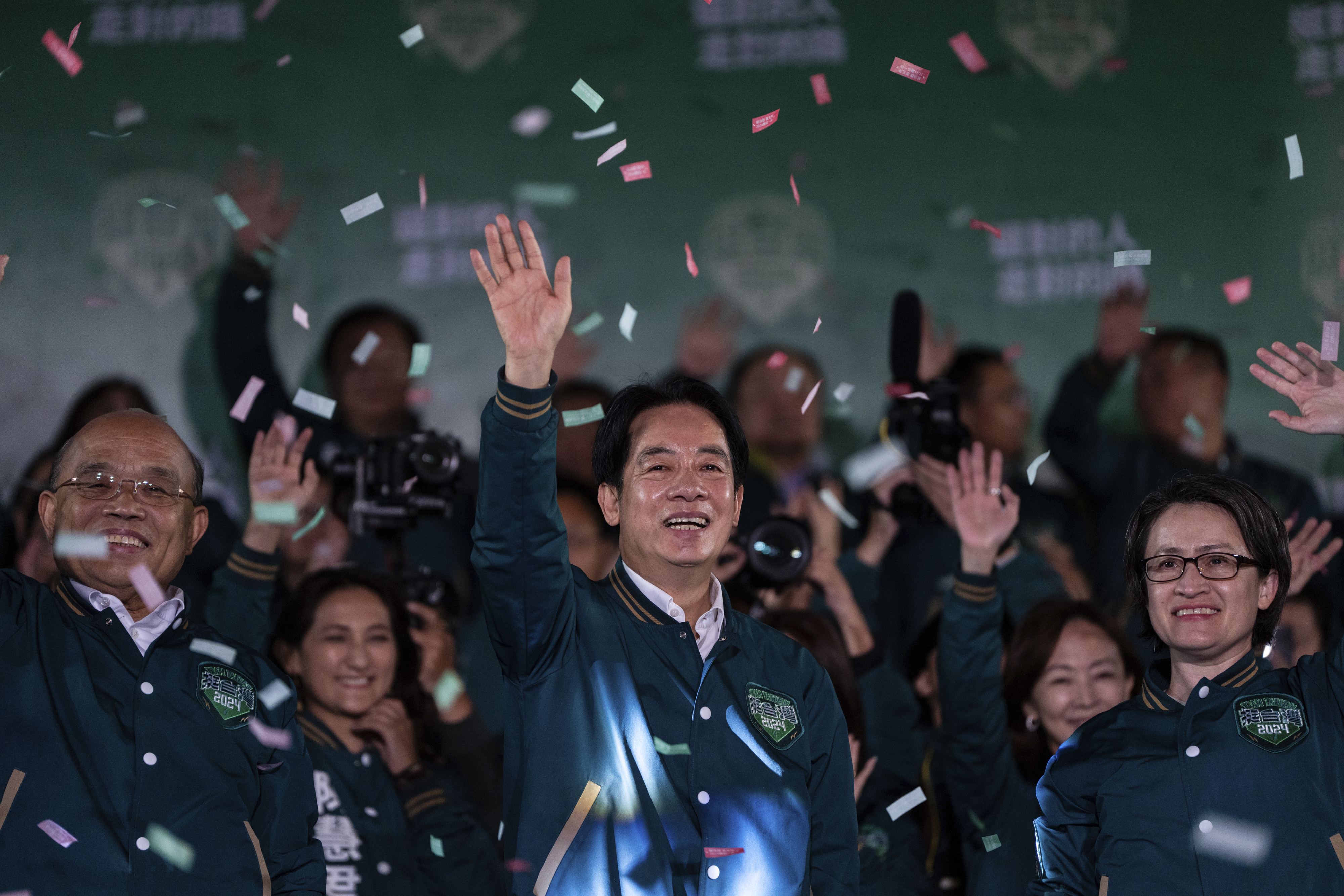 미국과 중국의 대리전으로 평가되는 13일 대만 총통 선거에서 친미 독립 성향 집권 민진당의 라이칭더 후보가 승리했다. 라이칭더 대만 총통 당선인이 13일 타이베이 민진당사 밖에서 열린 선거 승리 집회에 러닝 메이트 샤오메이친이 참석해 지지자들에게 손을 흔들고 있다. 2024.01.13. AP/뉴시스