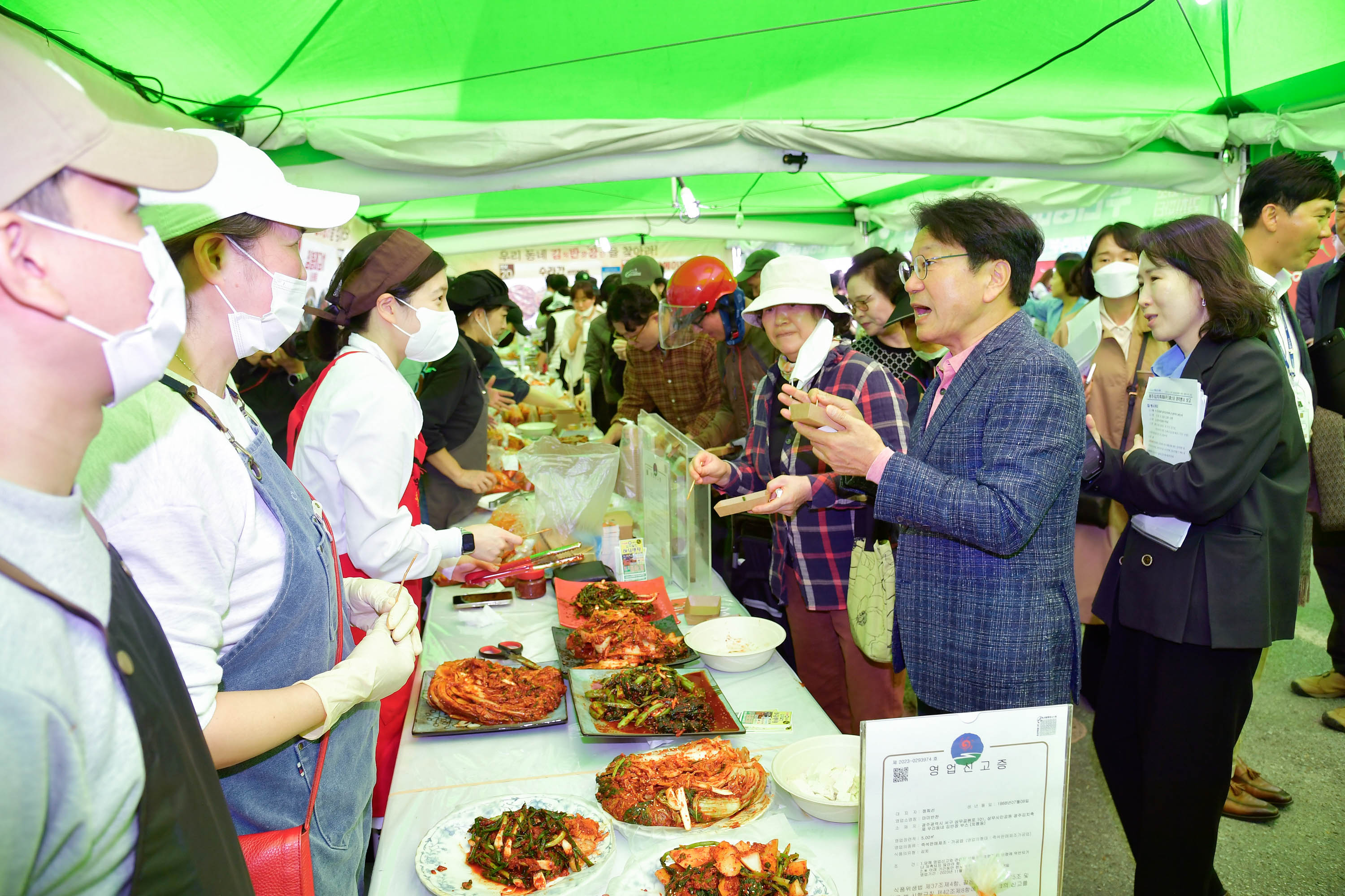 지난해 11월 3일 광주 서구 상무시민공원에서 열린 ‘제30회 광주김치축제 개막식’에서 강기정 광주시장이 행사장 부스를 돌며 다양한 김치를 맛보고 있다. 광주광역시 제공