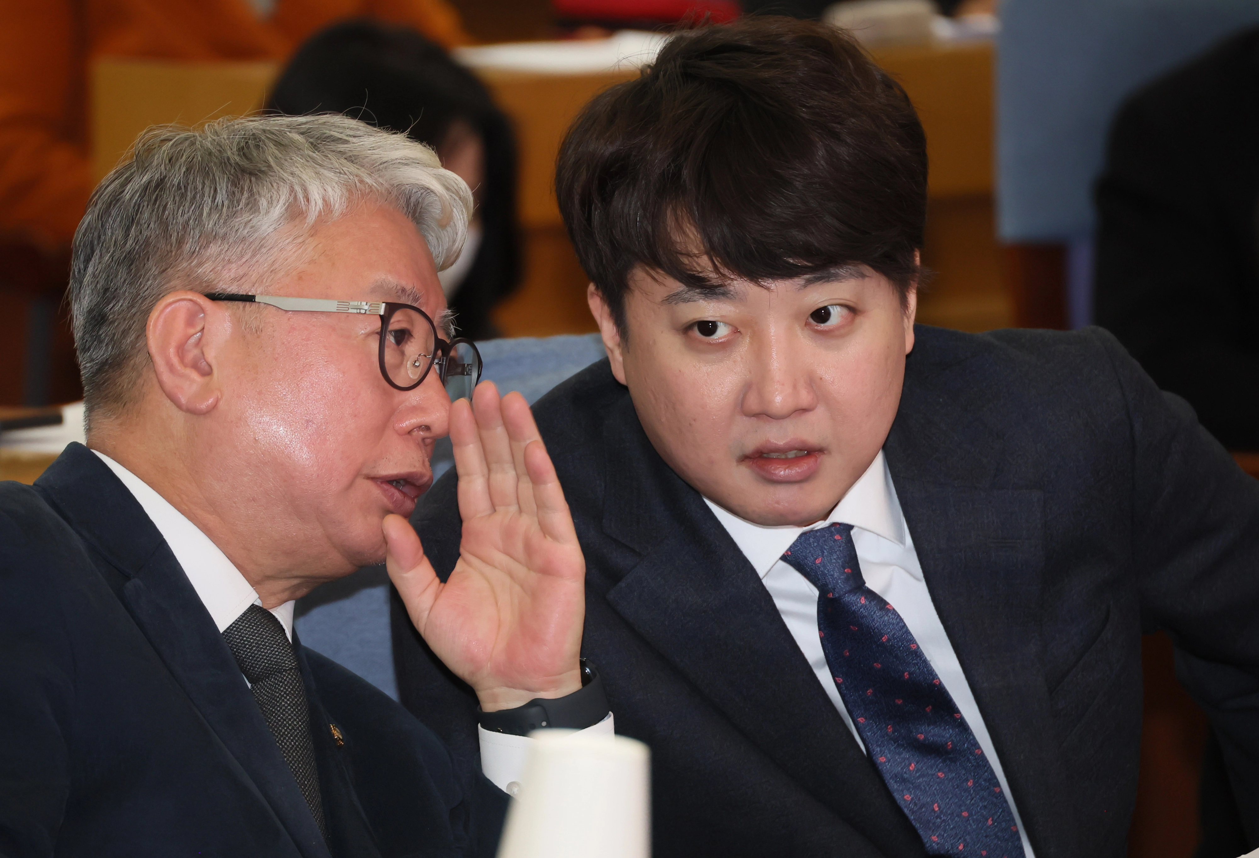 대화하는 조응천-이준석  2024년 1월 14일 국회 의원회관에서 열린 미래대연합(가칭) 창당준비위원회 출범식에서 조응천 공동추진위원장과 이준석 개혁신당(가칭) 정강정책위원장이 대화하고 있다. 연합뉴스