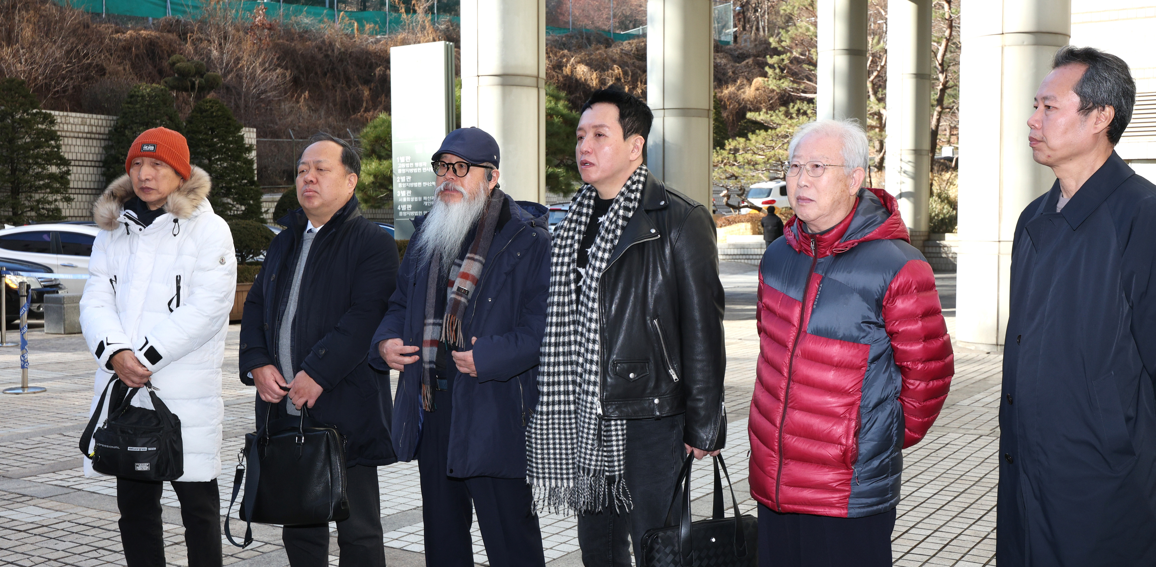 (故) 이예람 중사의 아버지 이주완씨(왼쪽 세 번째)가 15일 서울 서초구 서울중앙지방법원에서 열린 위계공무집행방해 공판 선고를 마친 후 입장을 밝히고 있다. 2024.1.15/뉴스1