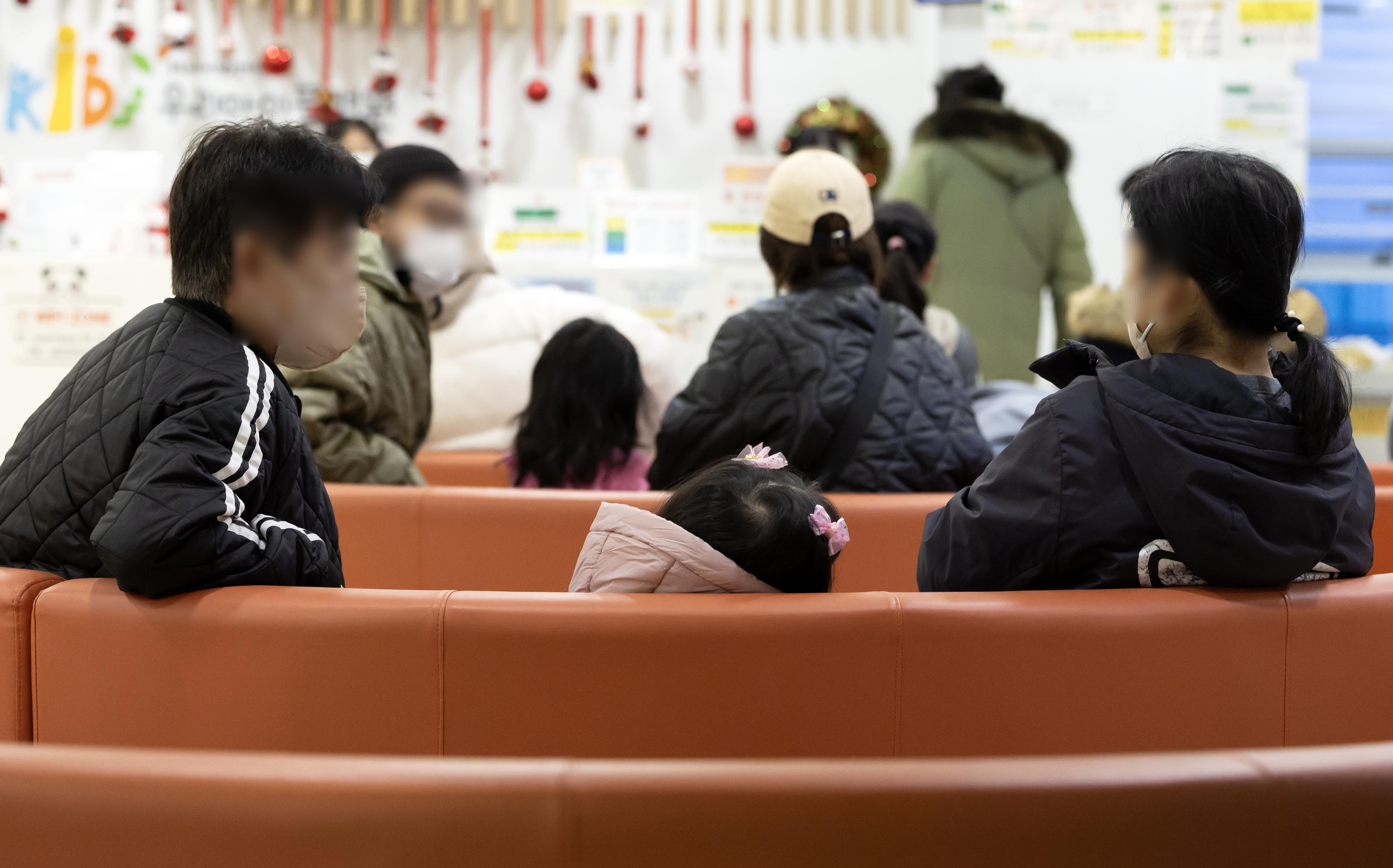 15일 서울의 한 소아청소년과 병원을 찾은 어린이와 부모들이 진료를 기다리고 있다. 연합뉴스