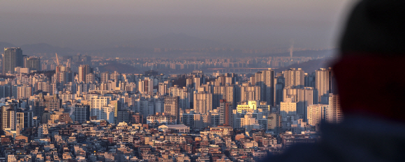 서울 중구 남산에서 서울시내 아파트가 보이고 있다.  뉴시스