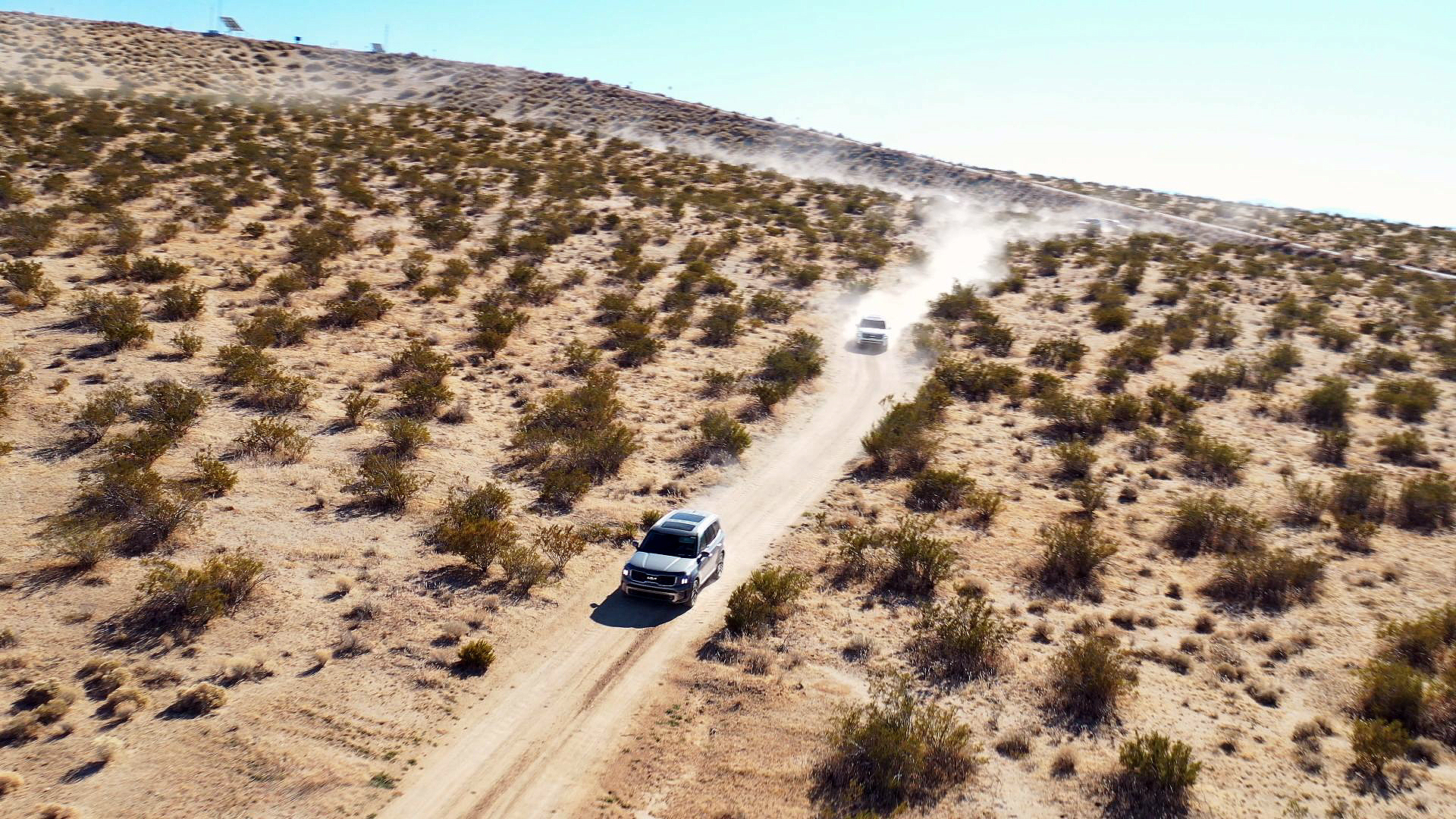 11일(현지시간) 미국 캘리포니아시티에 위치한 현대차·기아 모하비주행시험장(CPG)에서 취재진이 모는 스포츠유틸리티차량(SUV)이 오프로드 시험로를 달리고 있다. 현대차·기아 제공