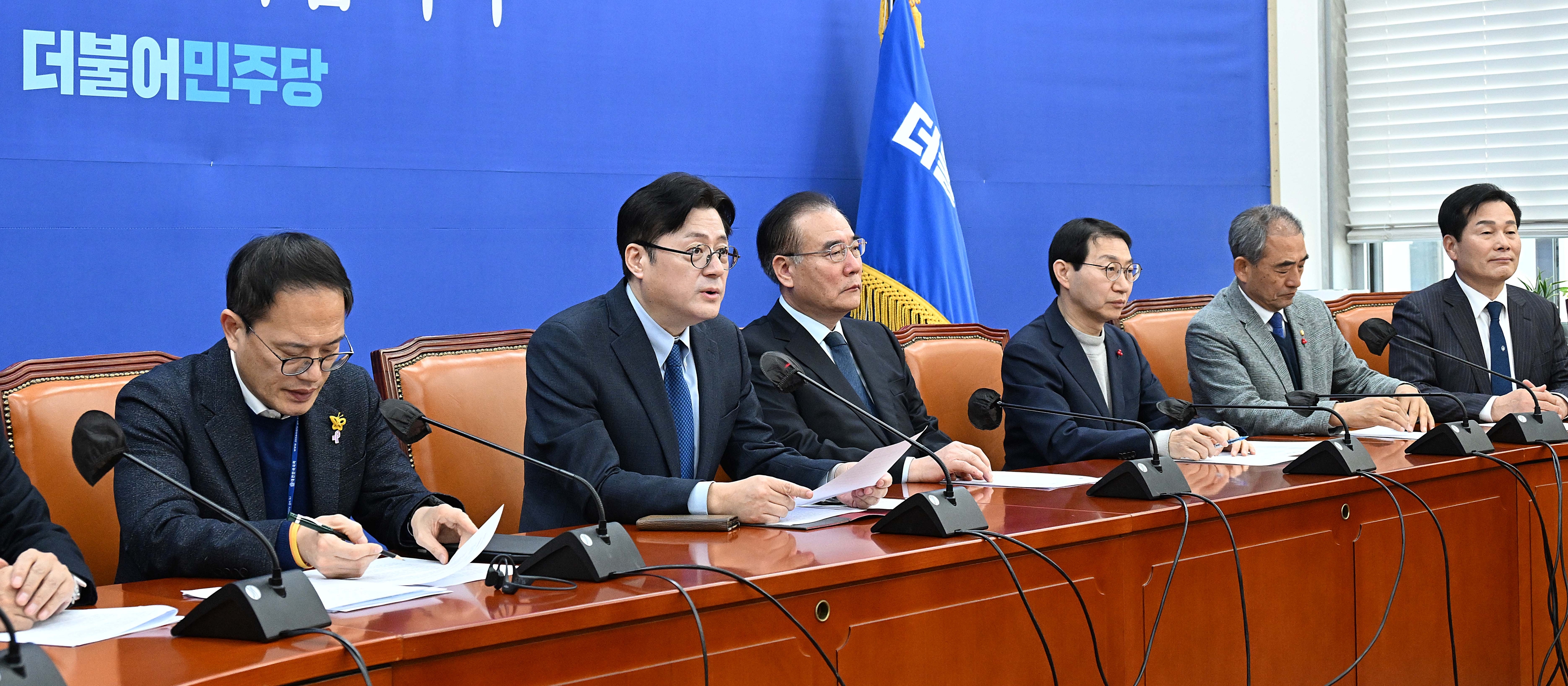 홍익표 더불어민주당 원내대표가 16일 서울 여의도 국회에서 열린 원내대책회의에 참석해 모두발언하고 있다. 204.1.16 오장환 기자