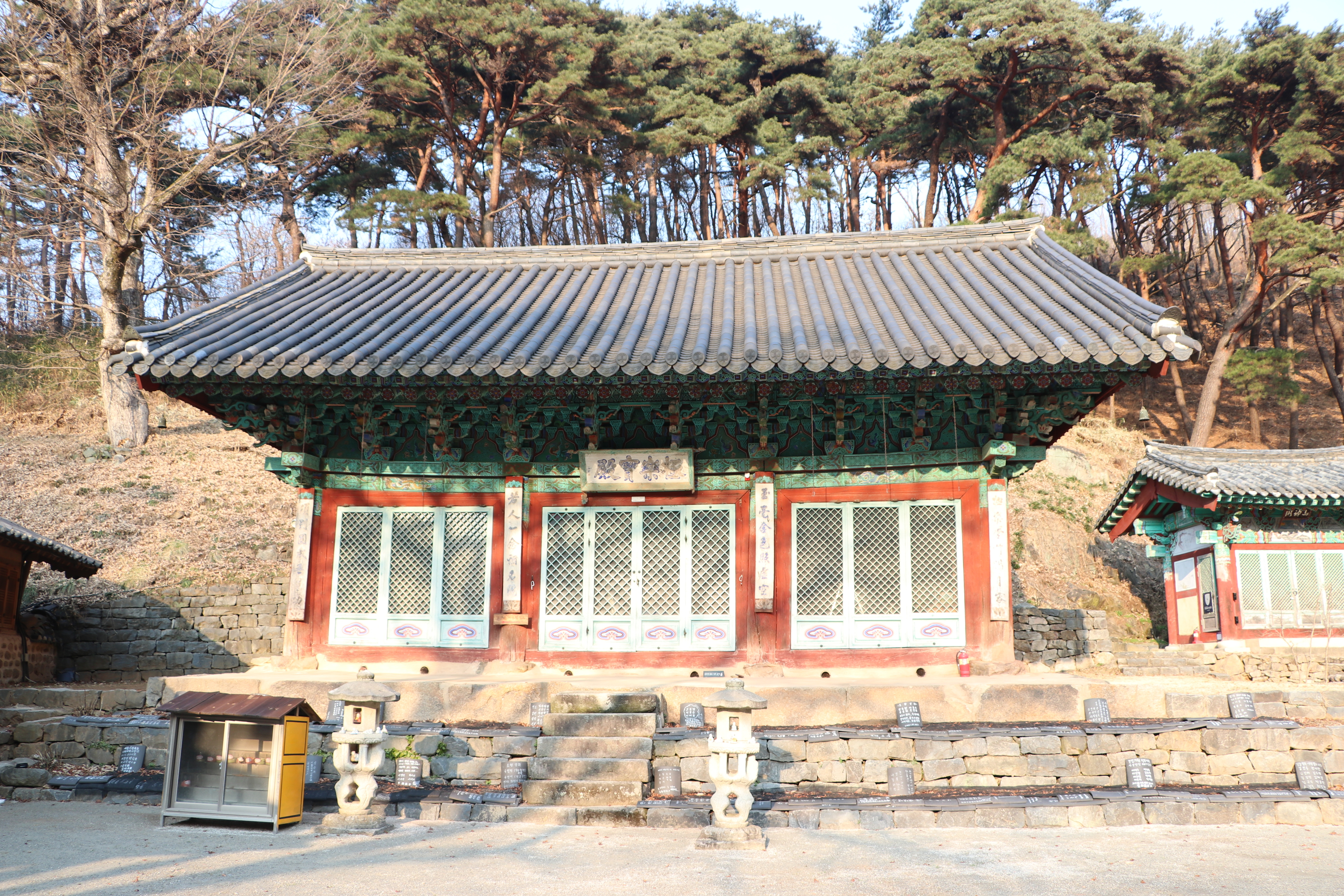 문화재청이 16일 보물로 지정 예고한 충남 서산 문수사 극락보전의 정면 모습. 문화재청 제공