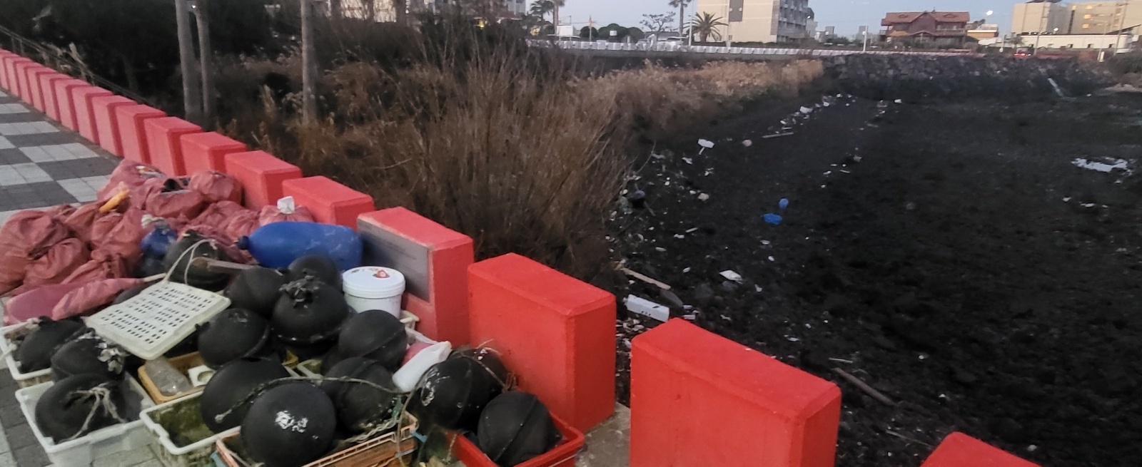 16일 오전 제주시 도두동 추억애(愛)거리 앞에는 전날 수거한 해양폐기물들이 쌓여 있고 그 앞 해안에는 밤새 밀려온 쓰레기가 또 수북이 쌓여 있다. 제주 강동삼 기자