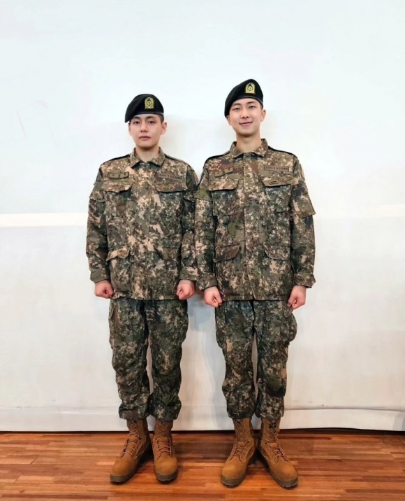 방탄소년단(BTS) 멤버 RM(본명 김남준)과 뷔(본명 김태형)가 육군훈련소에서 최정예 훈련병으로 수료식을 마쳤다. <br>RM 인스타그램