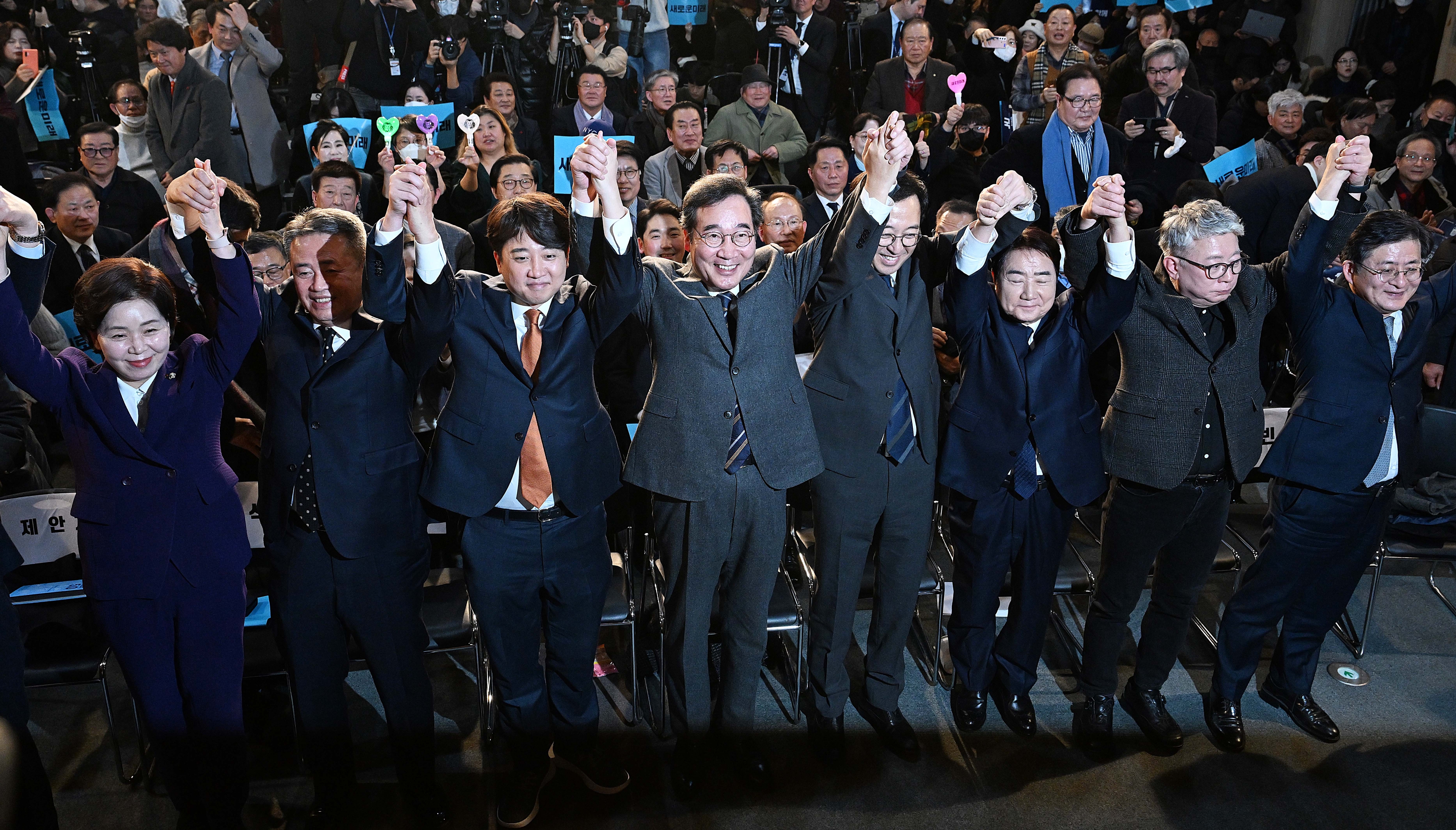 더불어민주당을 탈당한 이낙연 전 대표가 16일 서울 영등포구 서울여성플라자에서 열린 새로운미래 출범식에서 이준석 개혁신당(가칭) 정강정책위원장 및 참석자들과 기념 촬영을 하고 있다. 2024.1.16 오장환 기자