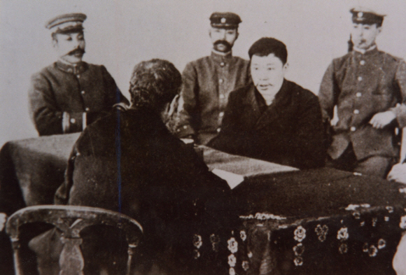 1910년 3월 뤼순 감옥에서 빌렘 신부를 만나는 안중근 의사. 서울신문 DB