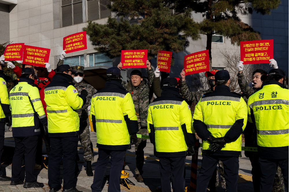 16일 오전 경기 성남시 밀리토피아 호텔 앞에서 열린 해병대 사령관 규탄 집회에서 해병대 예비역 전국연대 등 참석자들이 고 채 상병 사건의 진상을 촉구하는 내용 등의 손피켓을 들고 있다. 2024.1.16 연합뉴스