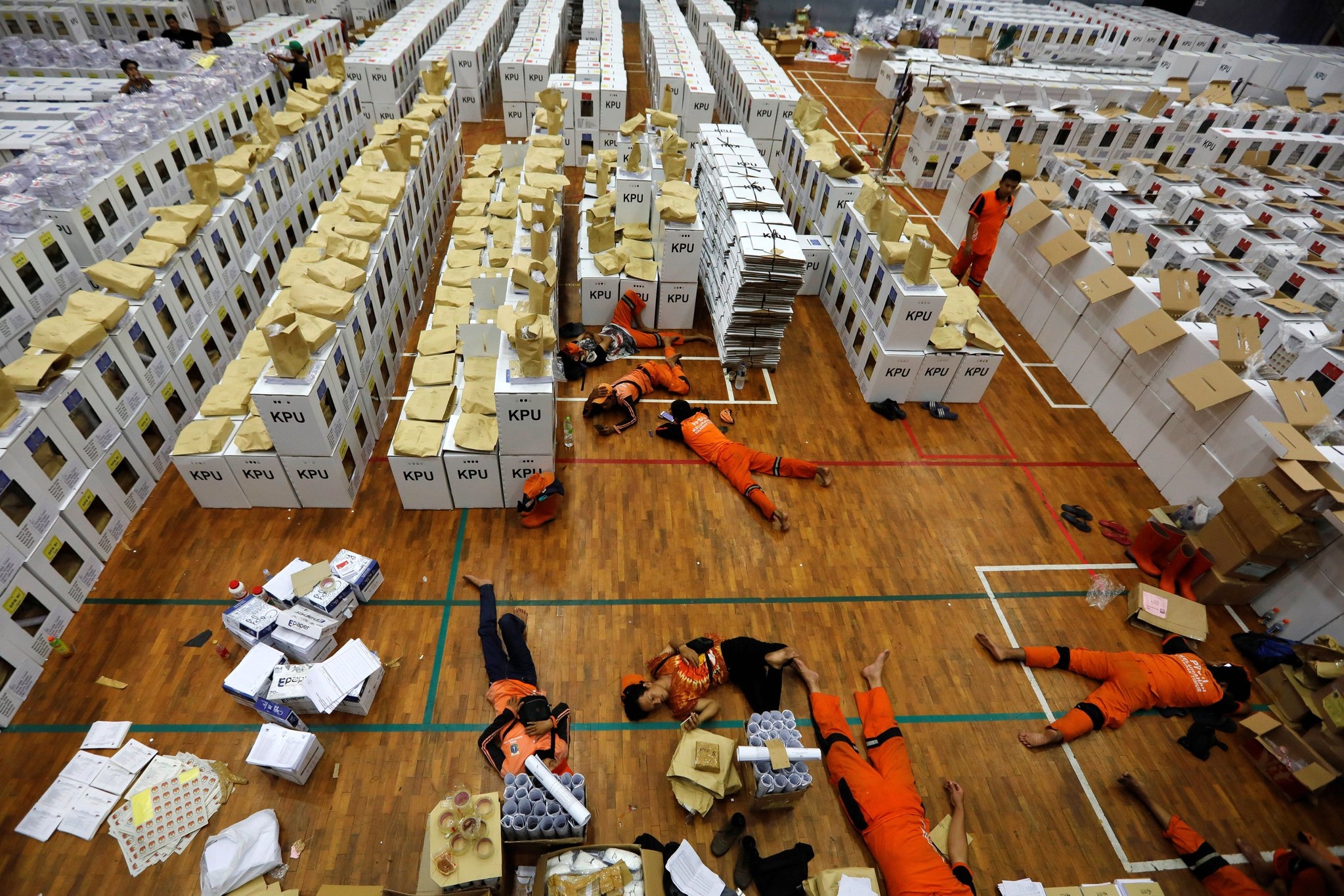 인도네시아 자카르타에서 각 선거구로 보낼 투표함을 정리하다 휴식하는 투표함 관리자들. 로이터 연합뉴스 자료사진