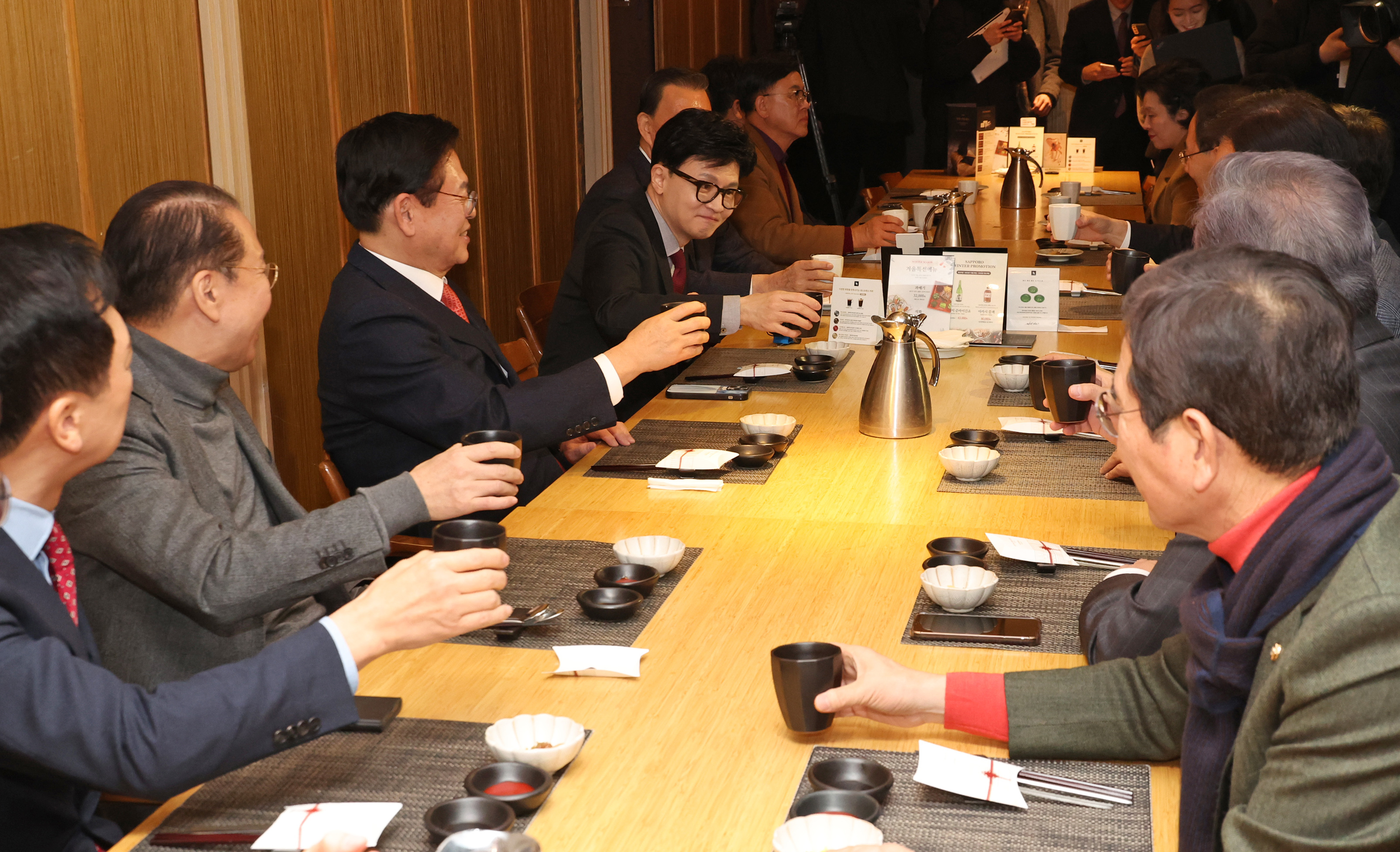 한동훈 국민의힘 비상대책위원장(왼쪽 넷째)이 17일 낮 서울 여의도 한 식당에서 4선 이상 의원들과 오찬을 갖기에 앞서 물잔으로 건배하고 있다. 2024.1.17 오장환기자