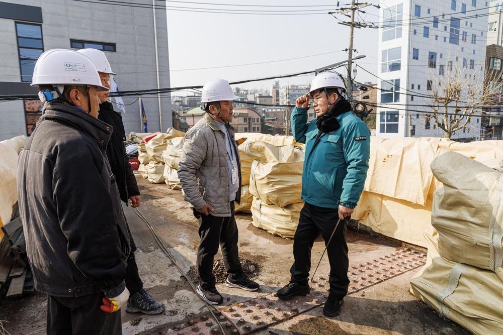 박강수(맨 오른쪽) 서울 마포구청장이 지난해 12월 철거 공사 중인 서울중동초교 앞 보도육교를 점검하고 있다. 마포구 제공